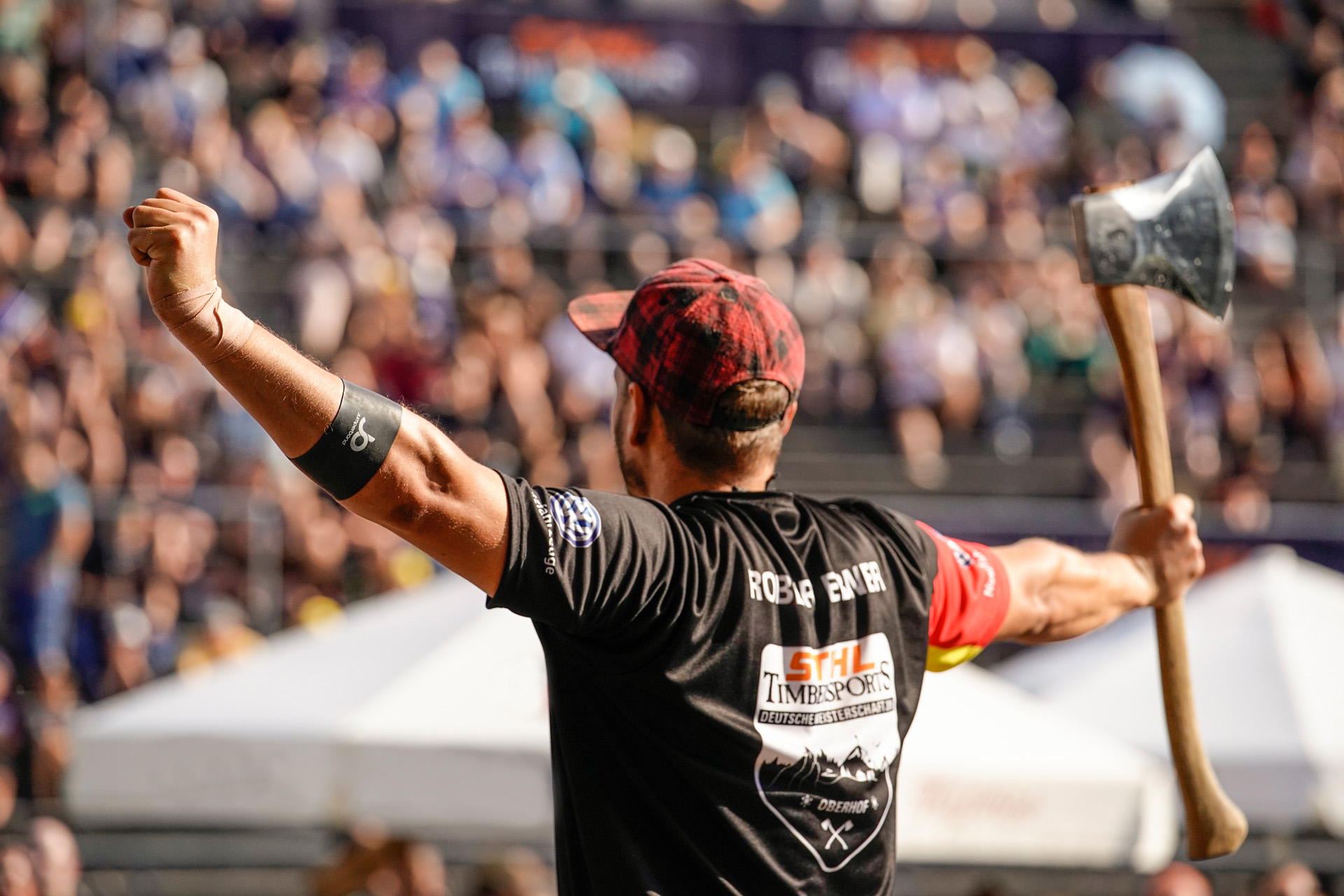 歓声をあげるSTIHL TIMBERSPORTS®の選手