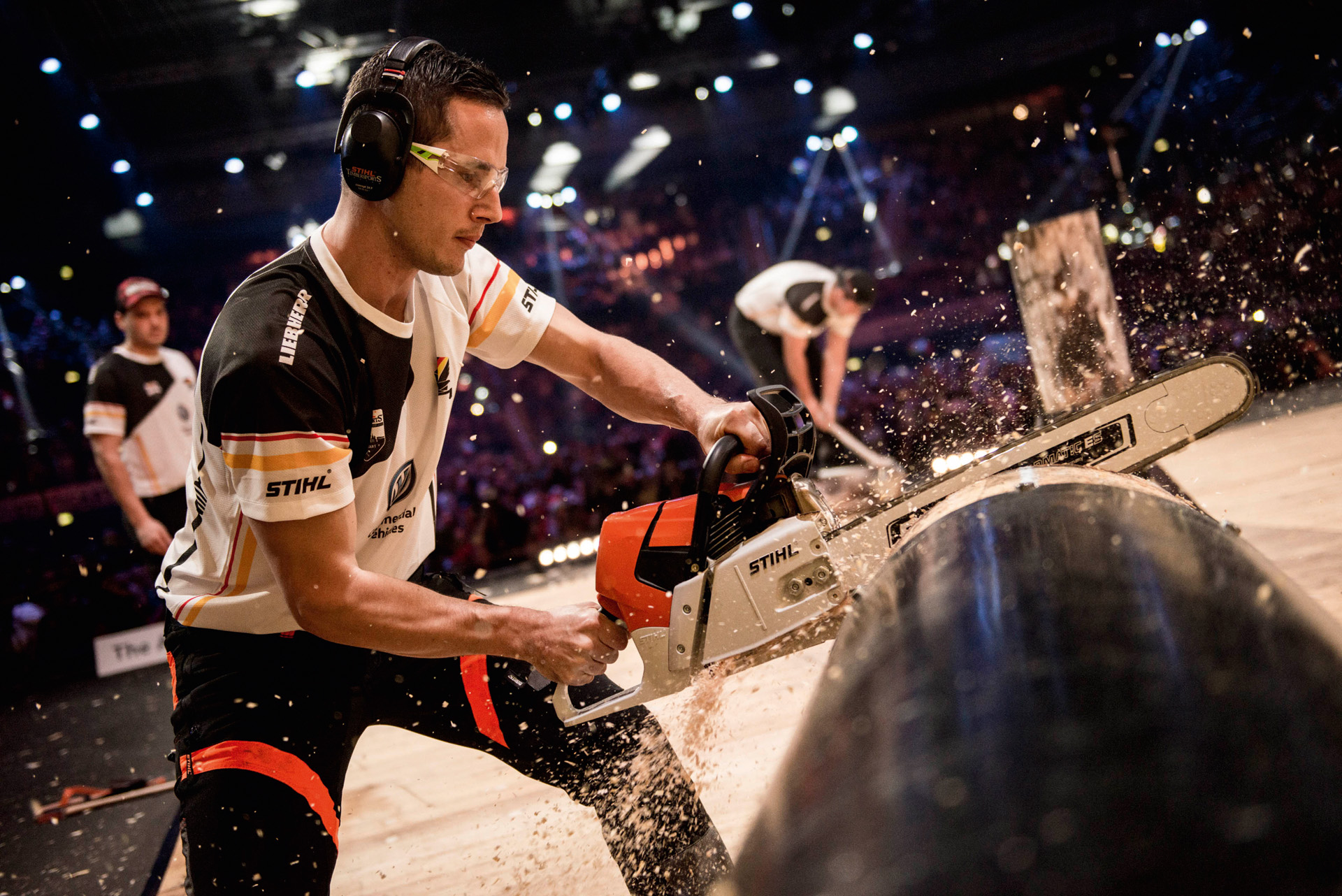 コンテストで木の幹を鋸断しているSTIHL TIMBERSPORTS®アスリート 