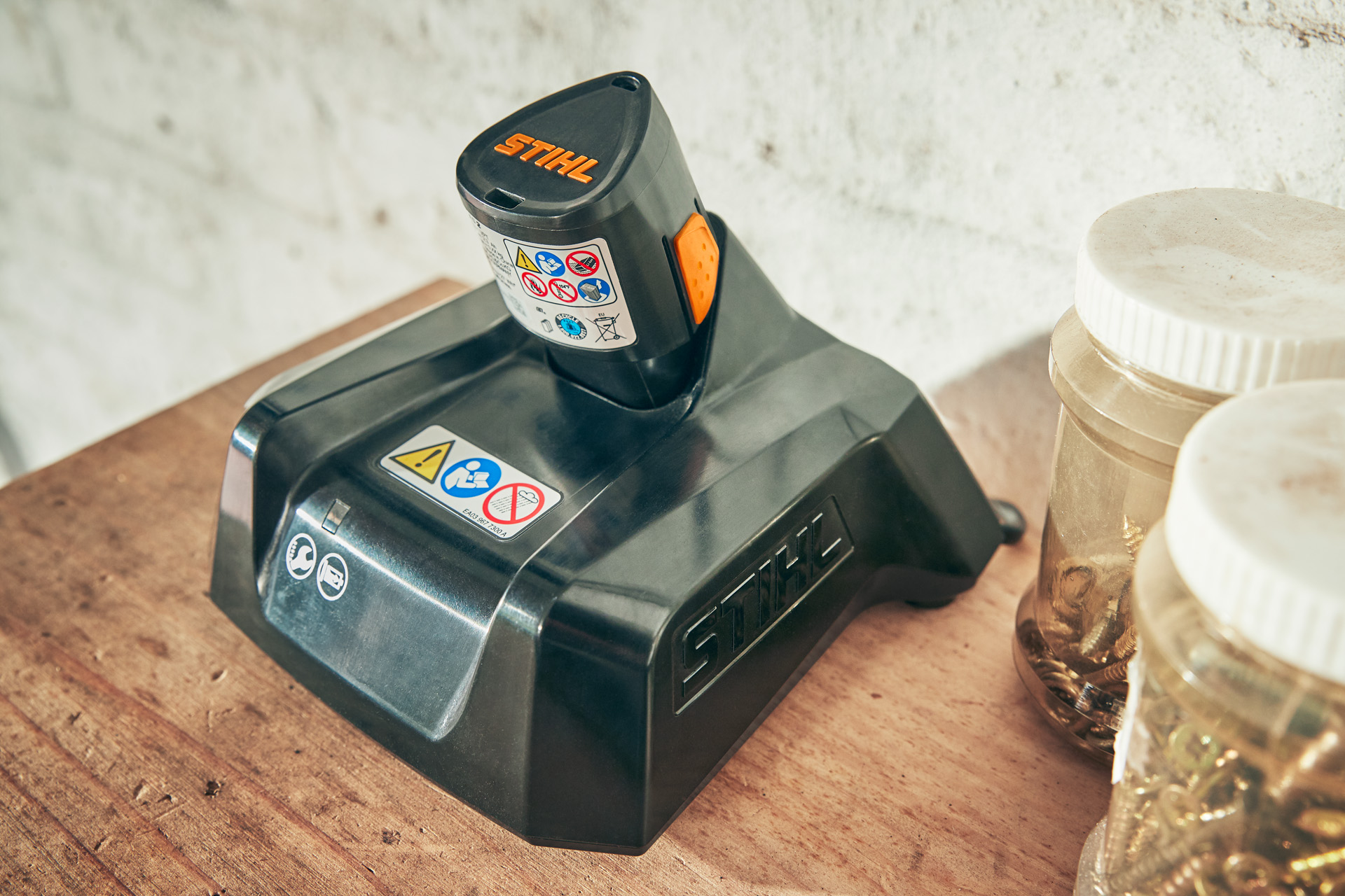 STIHL充電器で充電中のSTIHL AS 2バッテリー