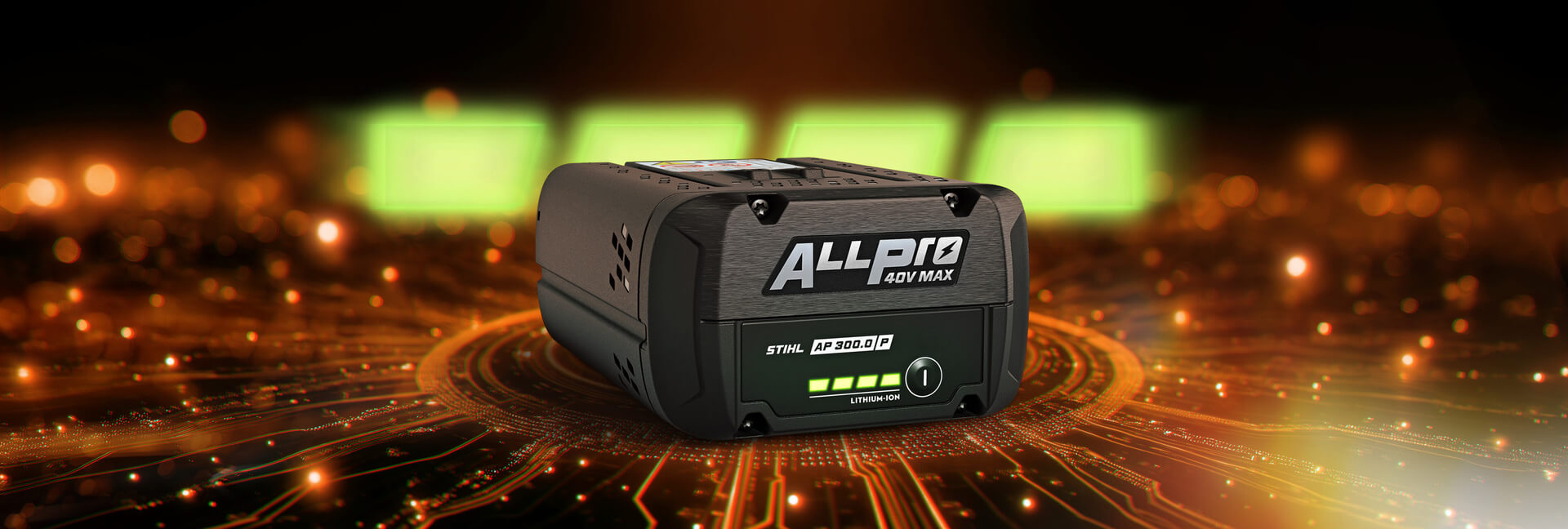 STIHL ALLPRO AP 300 P C バッテリーは、光り輝くサーキットボードの背景に配置され、隅にはSTIHLバッテリーのロゴが入っています。