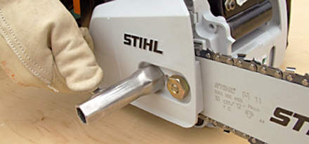 : ステップ 11/14: ナットを締めるバーノーズを持ち上げた状態で、締め付けナットをコンビネーションレンチで固く締めます。